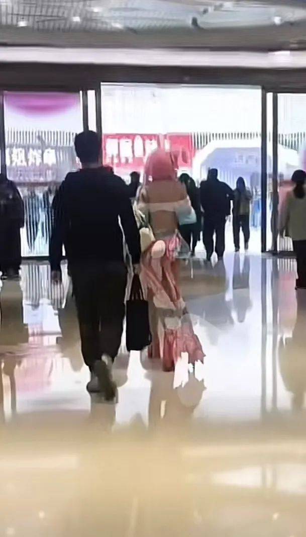 “立马停止对我的过激行为！”东莞一男生称阻止男子尾随偷拍女生裙底，被击打30多次