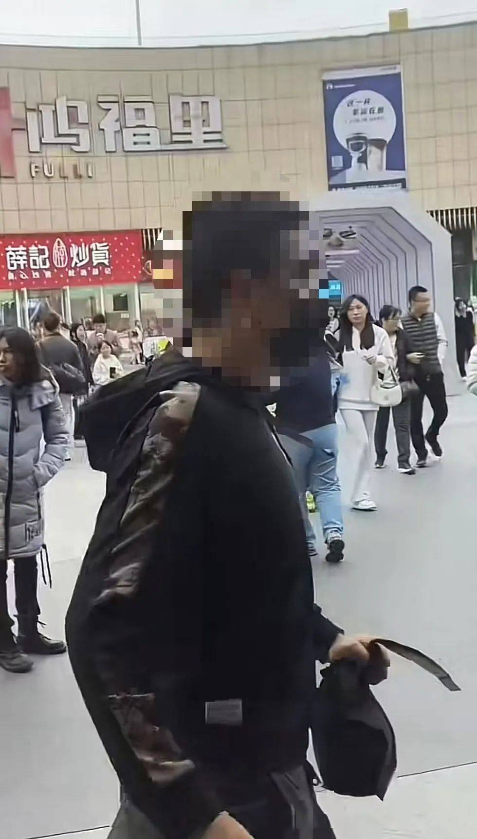 “立马停止对我的过激行为！”东莞一男生称阻止男子尾随偷拍女生裙底，被击打30多次